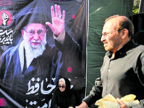 Teheran, i cori della piazza pro-Khamenei: "Morte a Trump e Bibi"