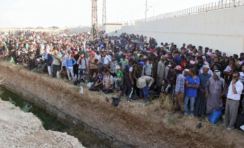 I profughi sfondano il confine tra Turchia e Siria 10