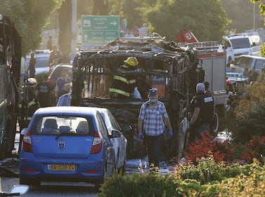 Le fiamme avvolgono l'autobus 2