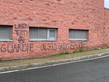 Modena e Bologna, le carceri devastate e le minacce sui muri 4