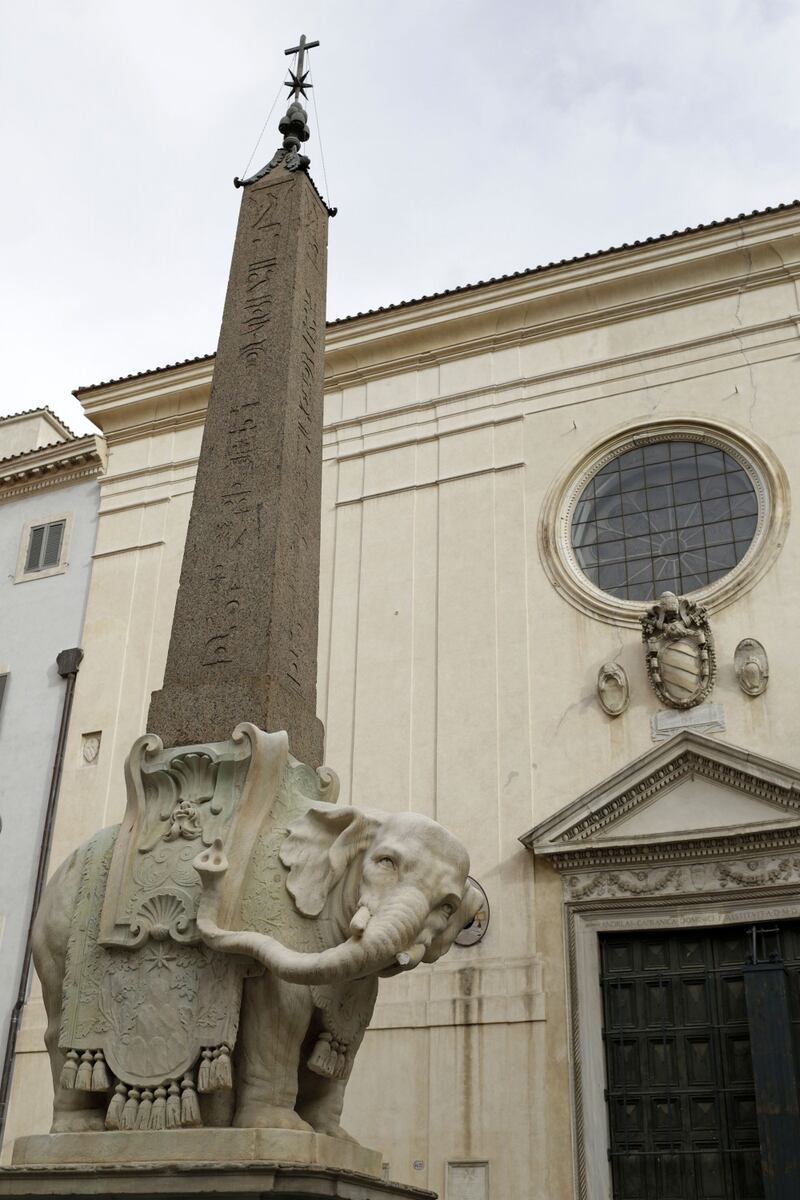 Roma, danneggiato l'Elefantino del Bernini 1