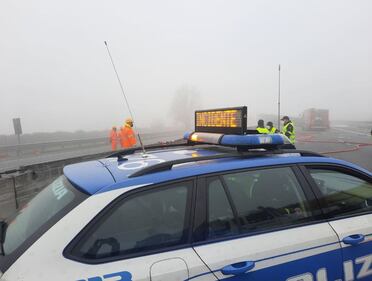 Lodi, cisterna in fiamme sulla A1 9