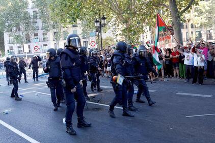 Proteste pro Palestina alla Vuelta, tensioni e cariche: ecco le immagini degli scontri di Madrid 22