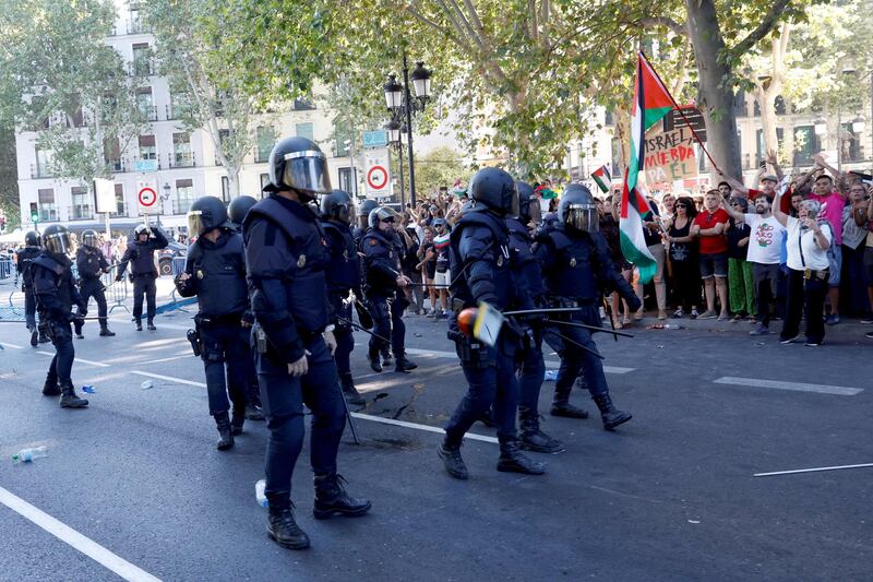 Proteste pro Palestina alla Vuelta, tensioni e cariche: ecco le immagini degli scontri di Madrid 22