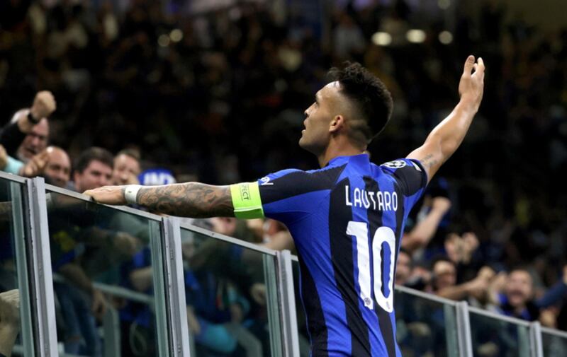 Lautaro esulta davanti alla curva