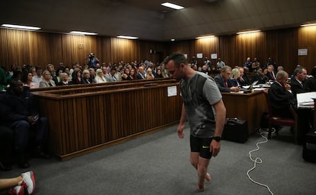 Pistorius sfila in aula senza protesi 7