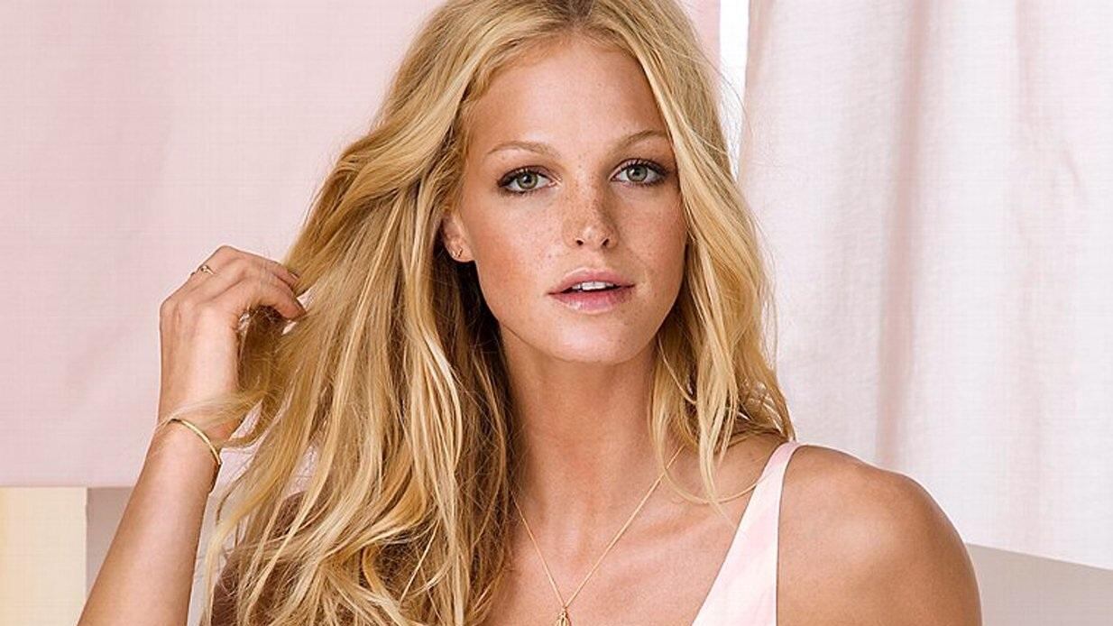 Rilasciate altre foto rubate ai vip: spunta la prima vittima maschile e la modella di Victoria's Secret
