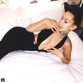 Bella Hadid si mostra in topless 39