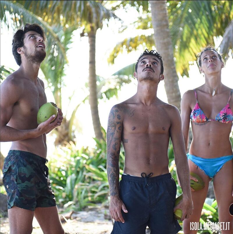 Isola dei Famosi 2017, sopravvivenza in costume da bagno 12
