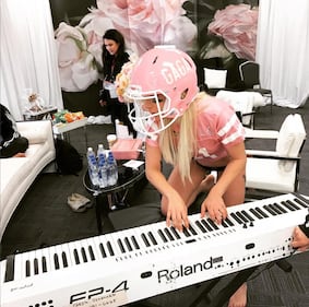 Lady Gaga sexy e glitterata al Super Bowl 22
