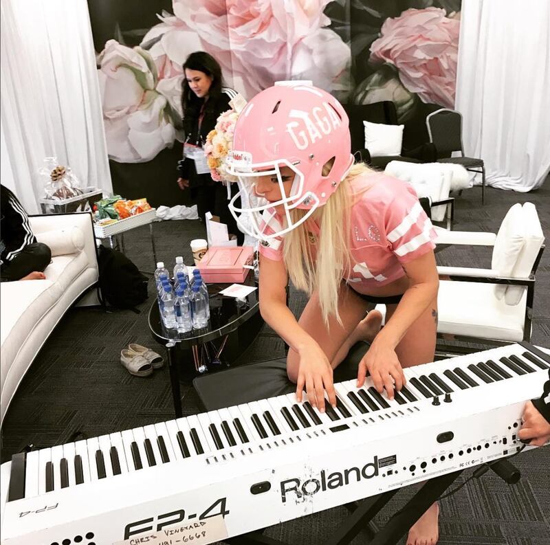 Lady Gaga sexy e glitterata al Super Bowl 22
