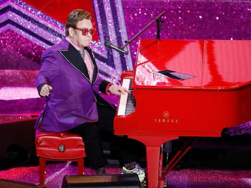 Il guasto in volo, poi l'atterraggio di emergenza: cos'è successo al jet di Elton John