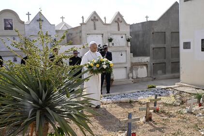 Il papa in preghiera al cimitero dei migranti a Lampedusa - Foto 5