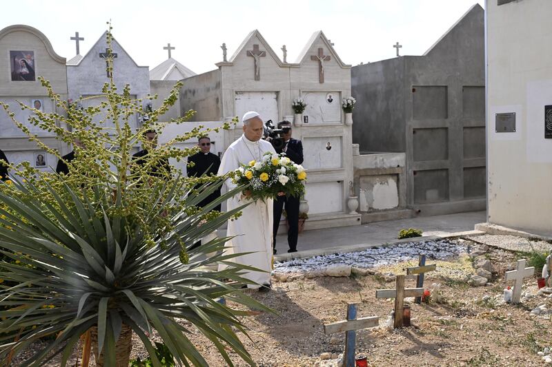 Il papa in preghiera al cimitero dei migranti a Lampedusa - Foto 5
