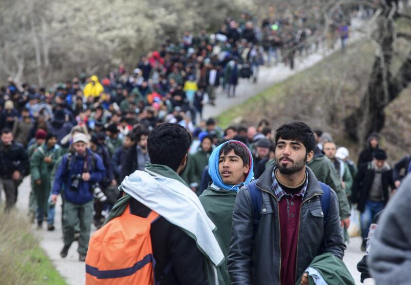 I migranti guadano il fiume tra Grecia e Macedonia 2
