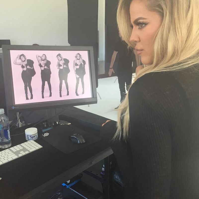 Khloé Kardashian a Los Angeles senza reggiseno 10