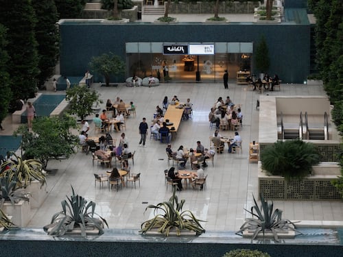 L’Iran reprime uno dei pochi lussi rimasti ai giovani: i caffè