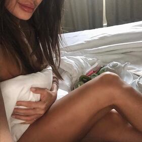 Cristina Buccino, scollatura hot a cena 6