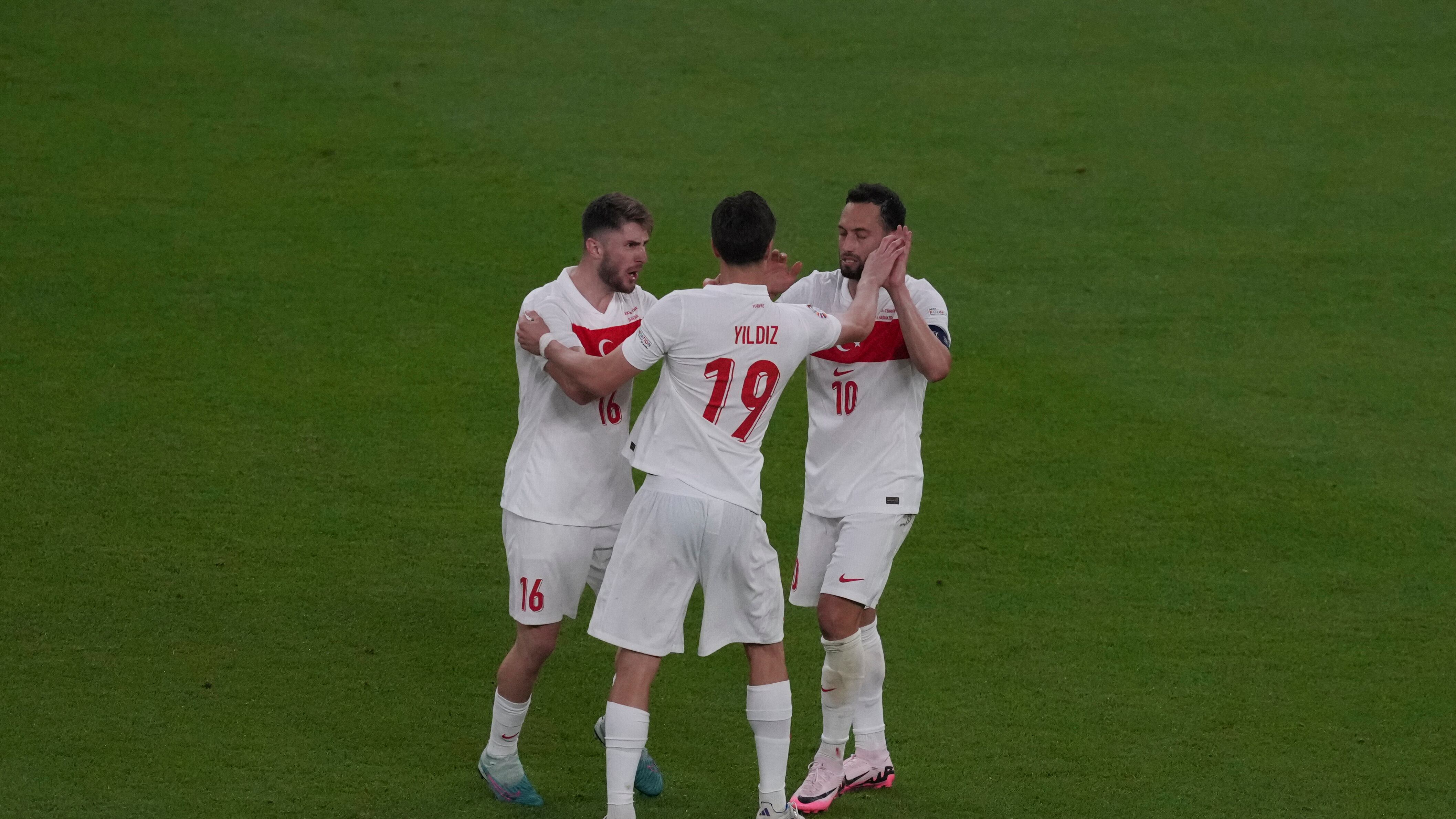 Euro 2024, Calhanoglu e Tosun mandano la Turchia agli ottavi: è 2-1 contro la Repubblica Ceca