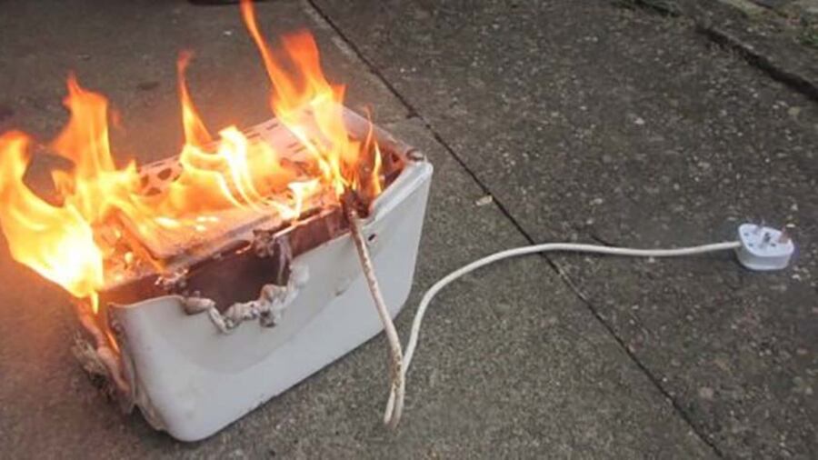 Legge un consiglio su Facebook e dà fuoco alla casa