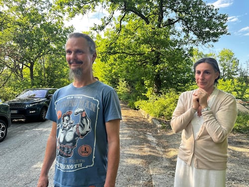 Famiglia nel bosco, aperto un procedimento disciplinare per l’assistente sociale: “Ostile e non imparziale”