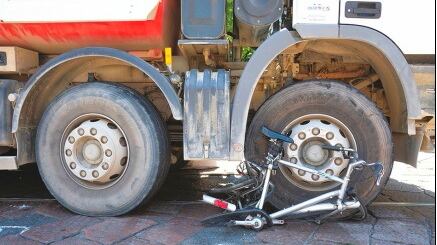 Stritolato in bicicletta dalle ruote del camion È emergenza incidenti