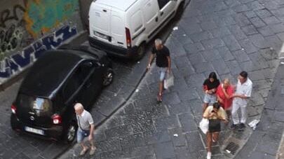 Napoli, turista scippata e trascinata per metri mentre passeggia con le figlie
