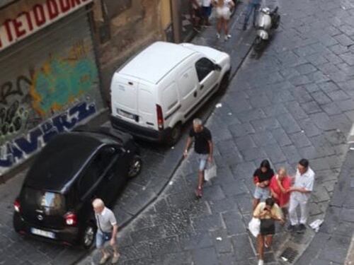 Napoli, turista scippata e trascinata per metri mentre passeggia con le figlie