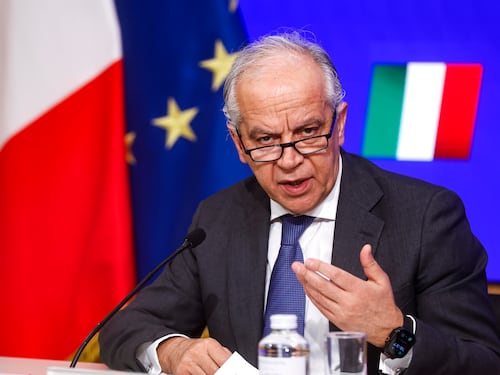 Dublinanti, Europa spaccata. Anche Irlanda e Olanda minacciano l’Italia, ma Piantedosi spegne le polemiche: solo 3 migranti rientrati