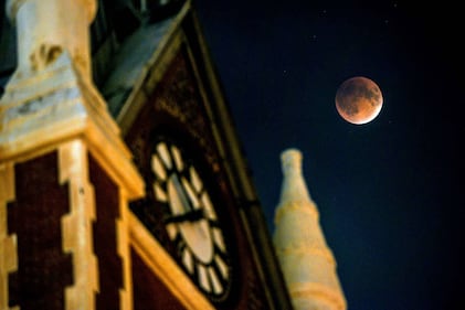 Una notte di luna rossa: ecco l'eclissi nel mondo 9