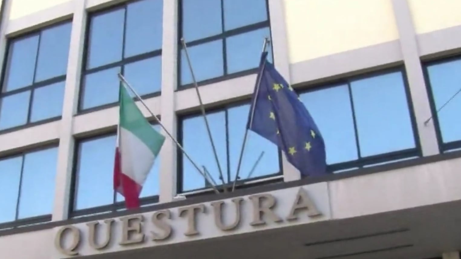 Foggia, somalo furioso in questura: voleva permesso di soggiorno