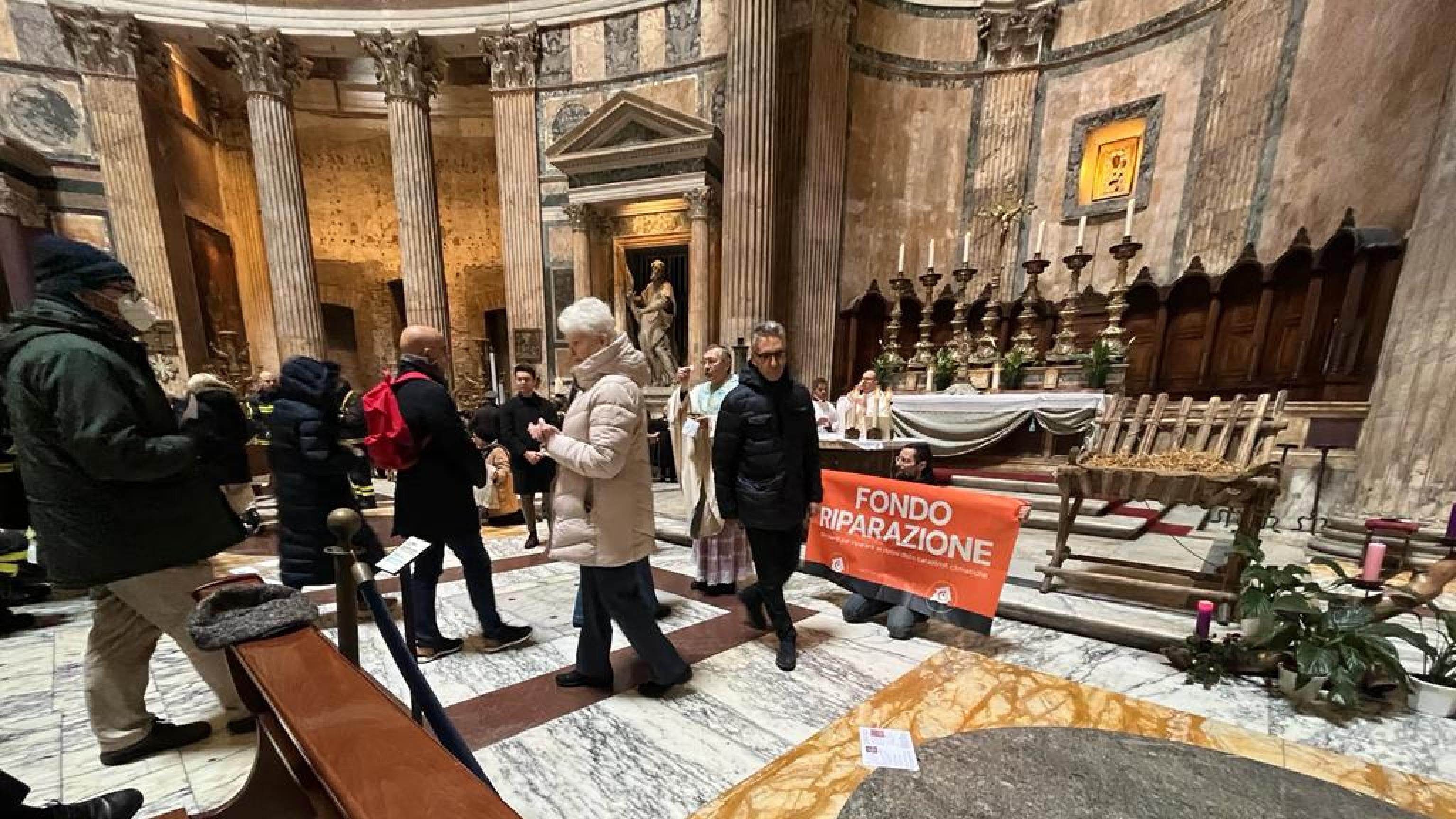 Ecovandali interrompono la Messa al Pantheon. E il prete li lascia parlare