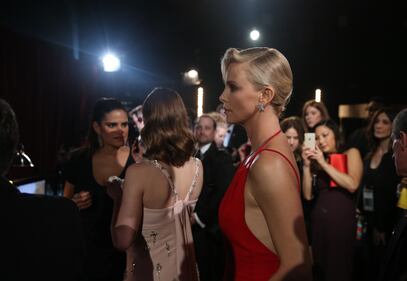 Oscar 2016, Charlize Theron in rosso toglie il fiato 3