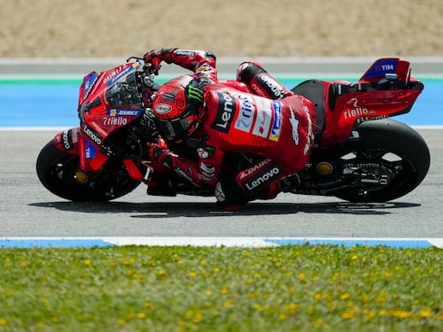 MotoGP, Bagnaia da urlo ad Assen: trionfa davanti a Martin