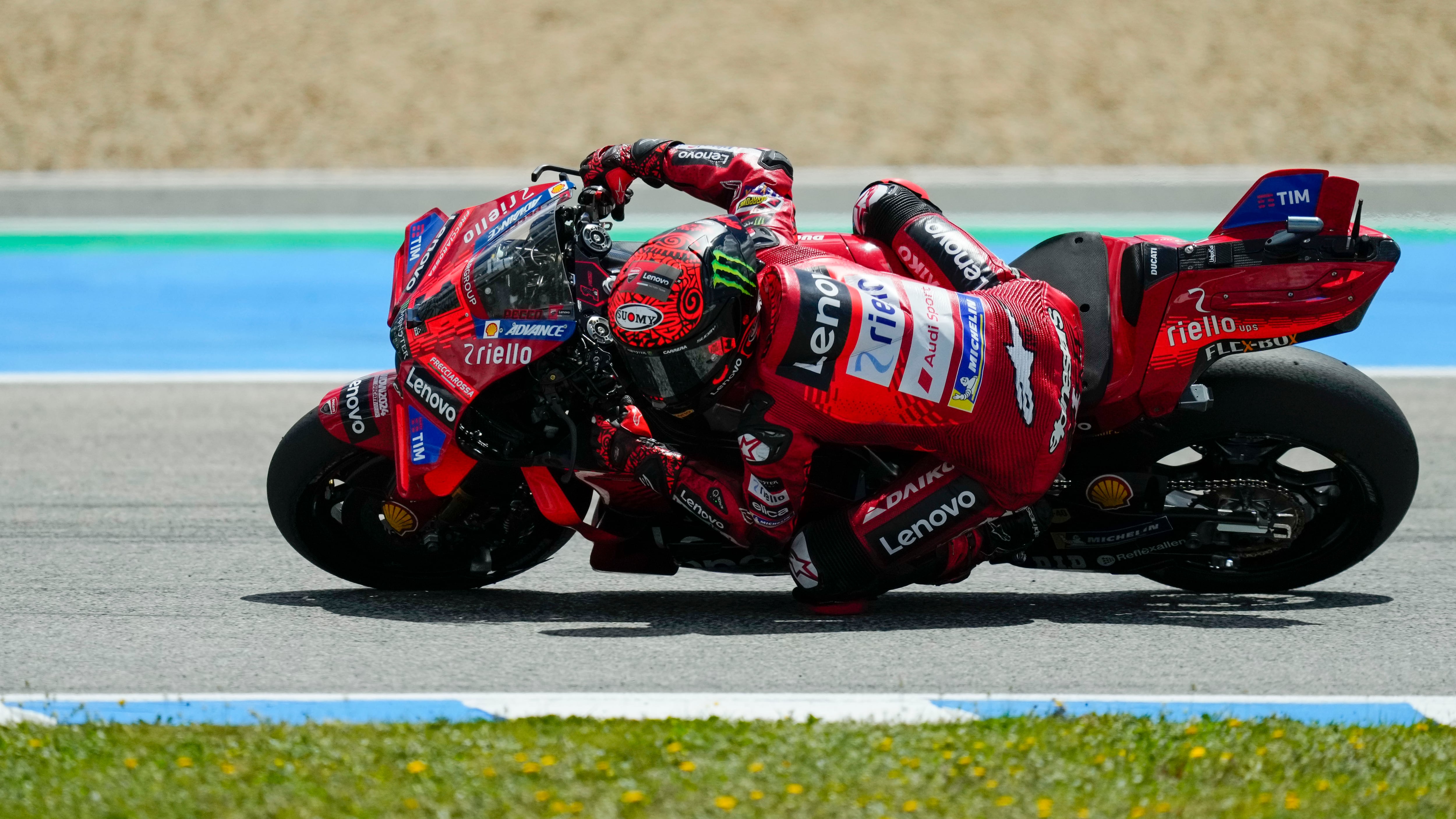 MotoGP, Bagnaia da urlo ad Assen: trionfa davanti a Martin