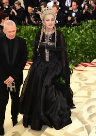 Met Gala 18: Rihanna con la mitra e Madonna con la veletta 4