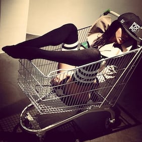 Veronica Ciardi, sexy foto nel carrello della spesa  1
