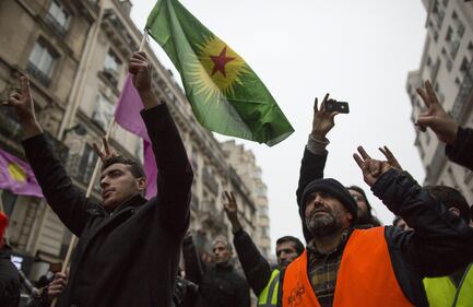 Parigi, proteste davanti al Centro Informazioni sul Kurdistan 10