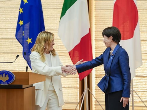 Gli elogi di Modi e Takaichi per una Meloni da record: “Leadership e stabilità per l’Italia”