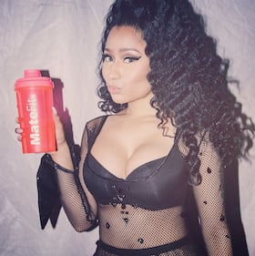 Nicki Minaj posa con i ragazzi del Bar Mitzvah, ma scappa la palpatina 5