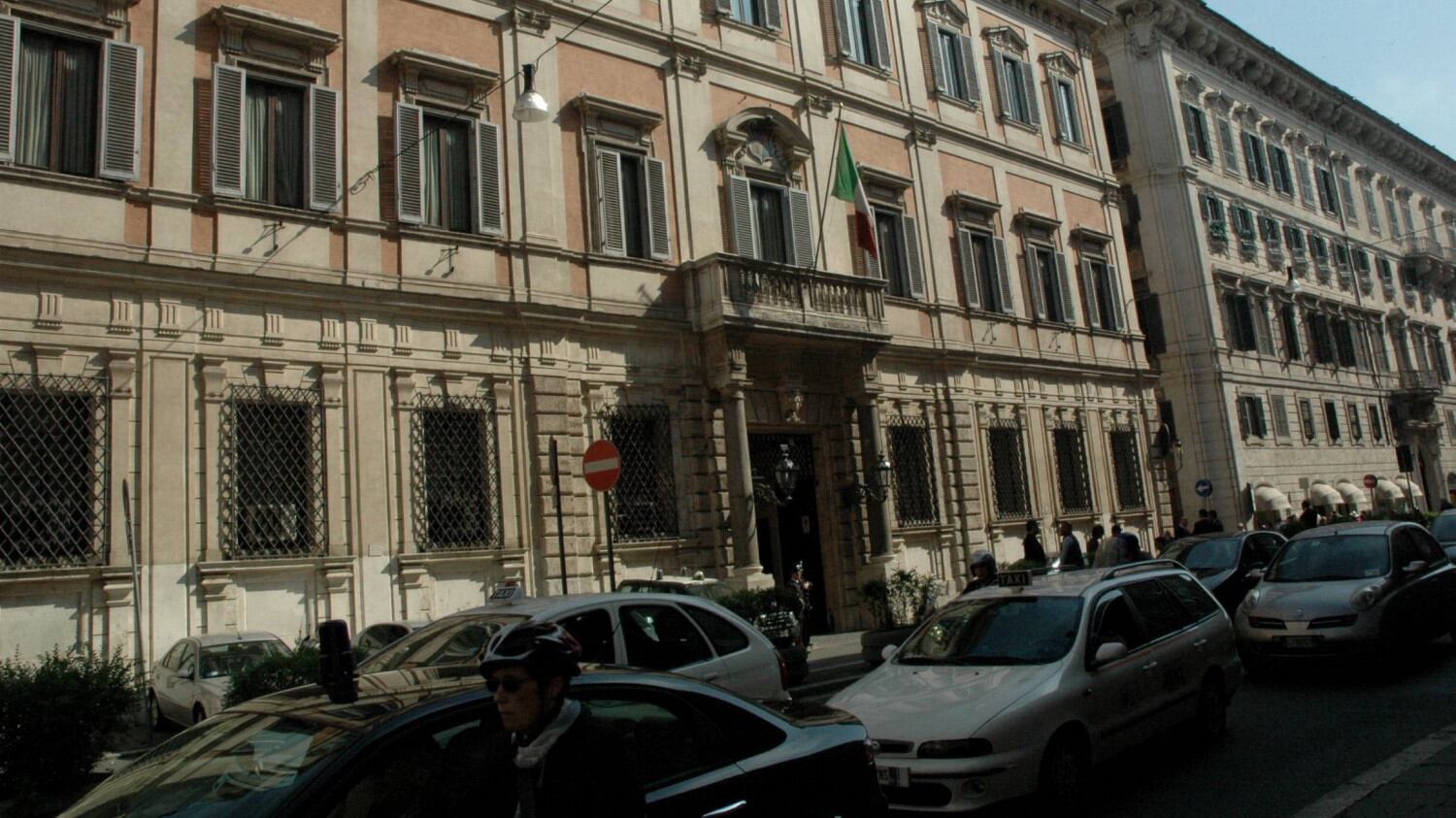 Corse, rivalità e sussurri: i cronisti ai tempi del Cav