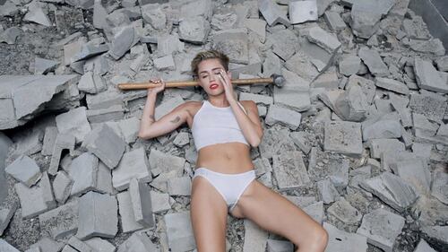 Miley Cyrus lancia l'ascella non depilata su Instagram 9