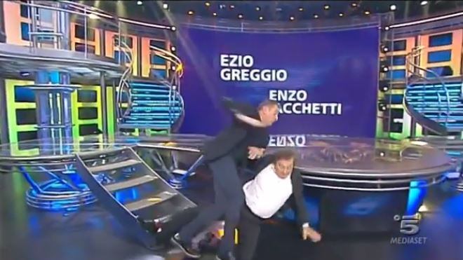 Striscia la Notizia, Iacchetti cade in diretta e sbatte la testa