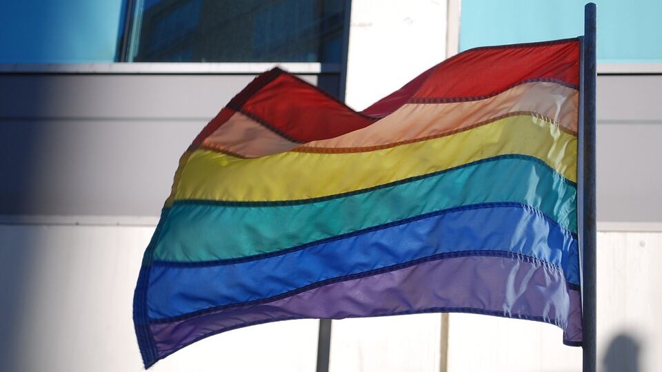 Bandiera arcobaleno a Madrid. Governo attacca ambasciatore italiano