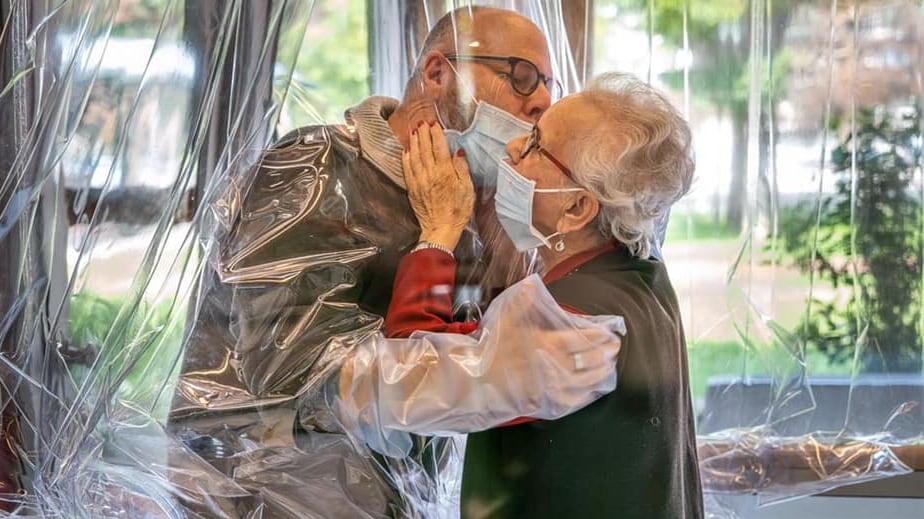 Nella Rsa dove l'umanità non rinuncia agli abbracci
