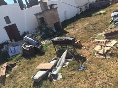 Lecce, discarica abusiva di bare e vestiti di morti 2