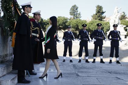 Virginia Raggi all'altare della Patria 3