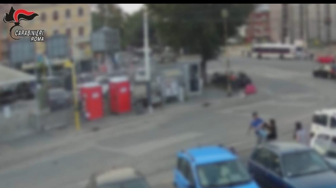 Chiede la mascherina per accedere nel suo negozio e gli spaccano il naso