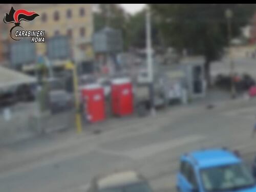 Chiede la mascherina per accedere nel suo negozio e gli spaccano il naso