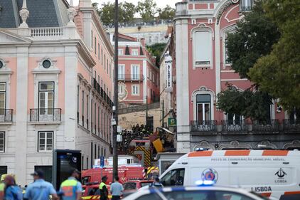 Paura a Lisbona, deraglia funicolare 9